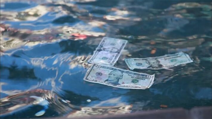 Nằm ngủ mơ thấy tiền đánh con gì khi thấy tiền trôi